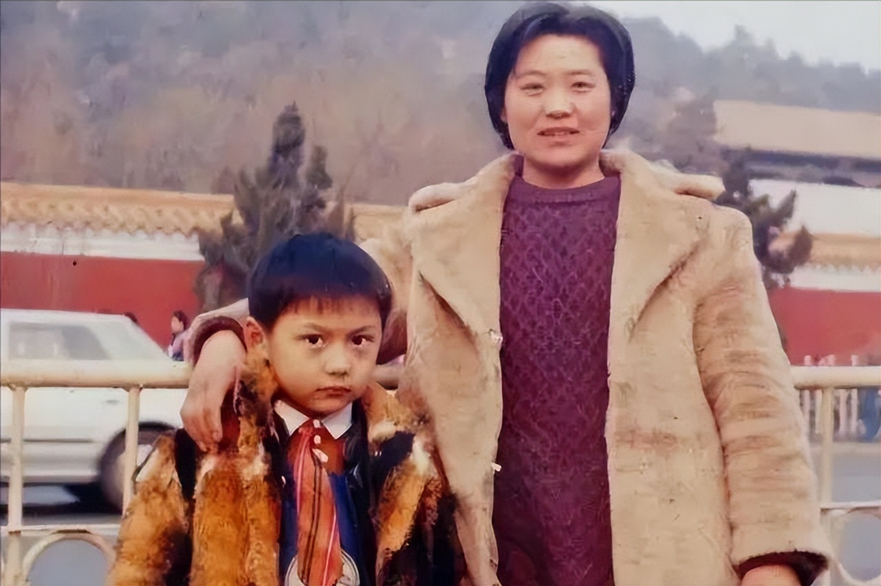 主席形象后继有人，侯京健已接班唐国强，和古月比你更喜欢哪一个