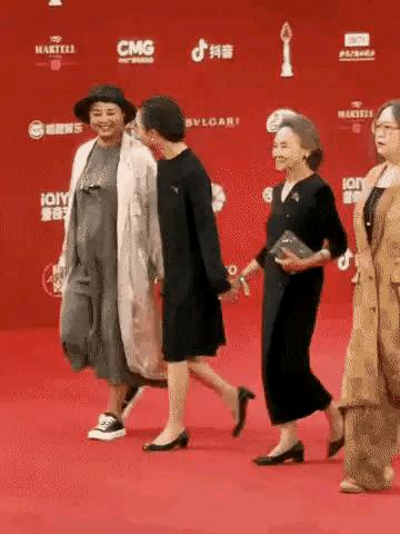 浙江71岁老奶奶穿搭堪比20岁,80岁老奶奶穿衣打扮变年轻