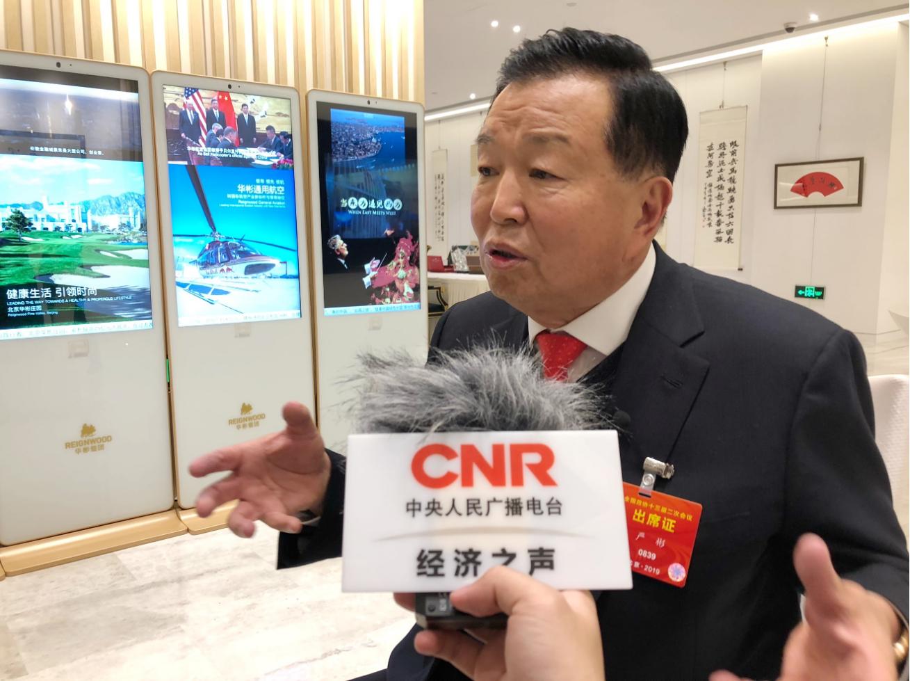 他靠卖红牛坐拥千亿庄园，曾靠*血卖**度日，年过花甲仍孤家寡人