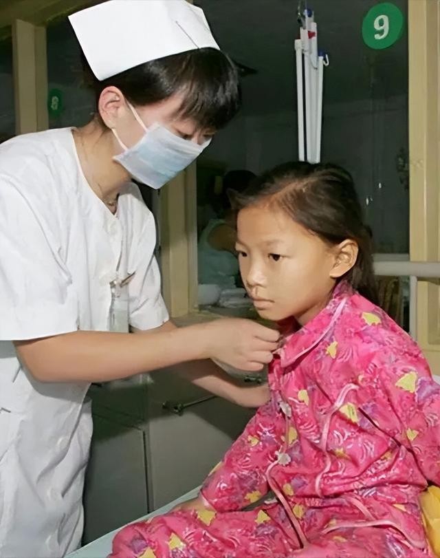 05年四川8岁白血病女孩不愿拖累养父，悄悄写下：自愿放弃治疗