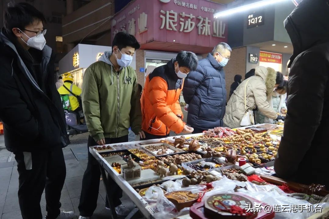 辞旧迎新烟火气照人间举杯敬此年,人间烟火气辞旧迎新时举杯庆团圆