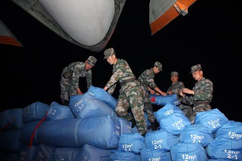 尼泊尔8级地震真实影像，泳池顷刻变汪洋大海，场面堪比灾难片