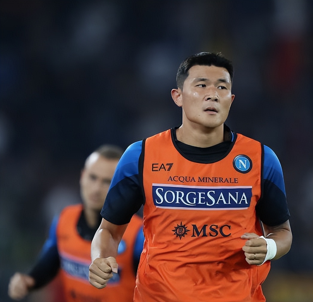 马奎尔辞去队长并离开曼联,马奎尔想继续留在曼联