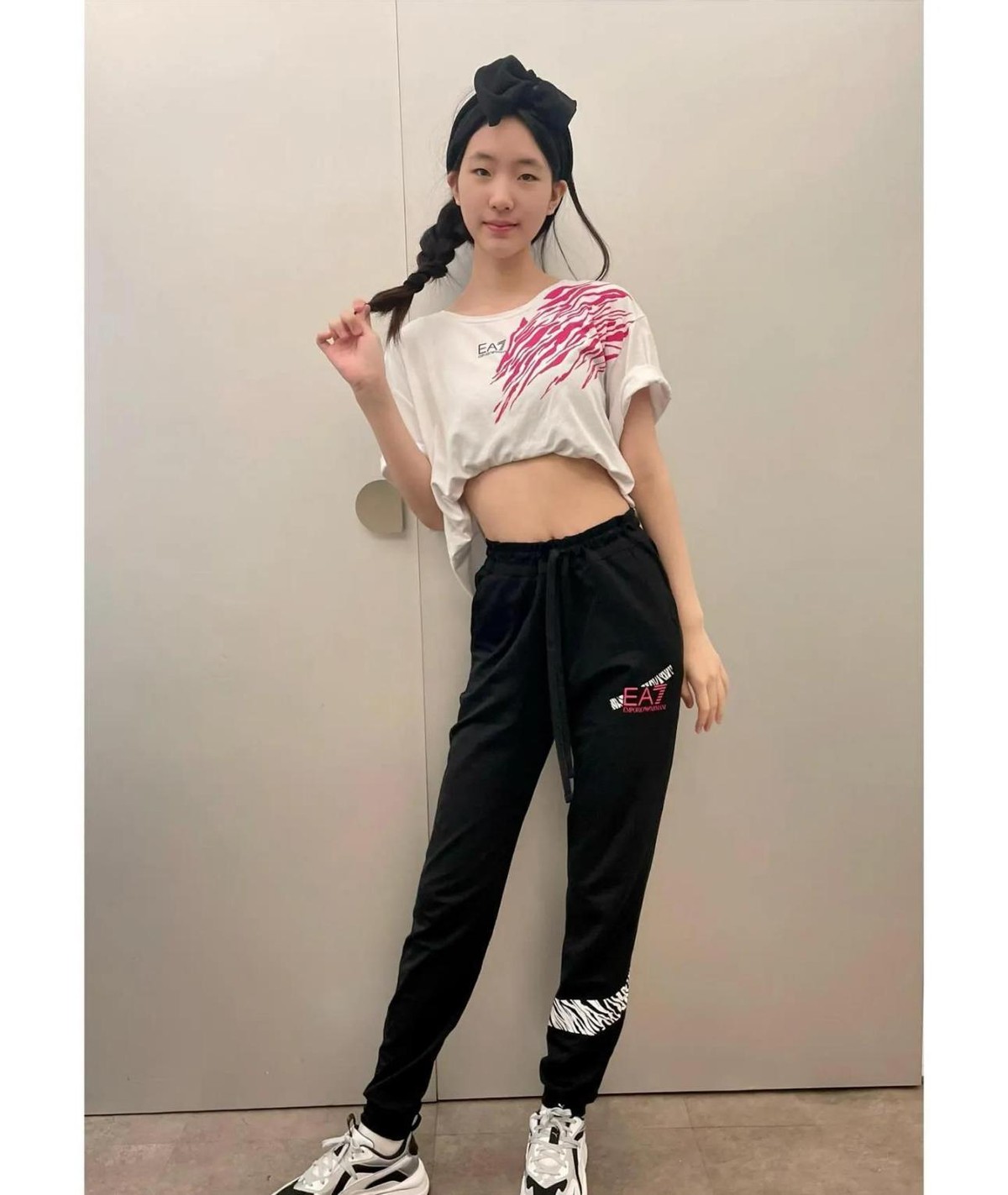 小S大女儿许曦文居家穿白T，解锁新穿法，搭配高腰运动裤好显瘦