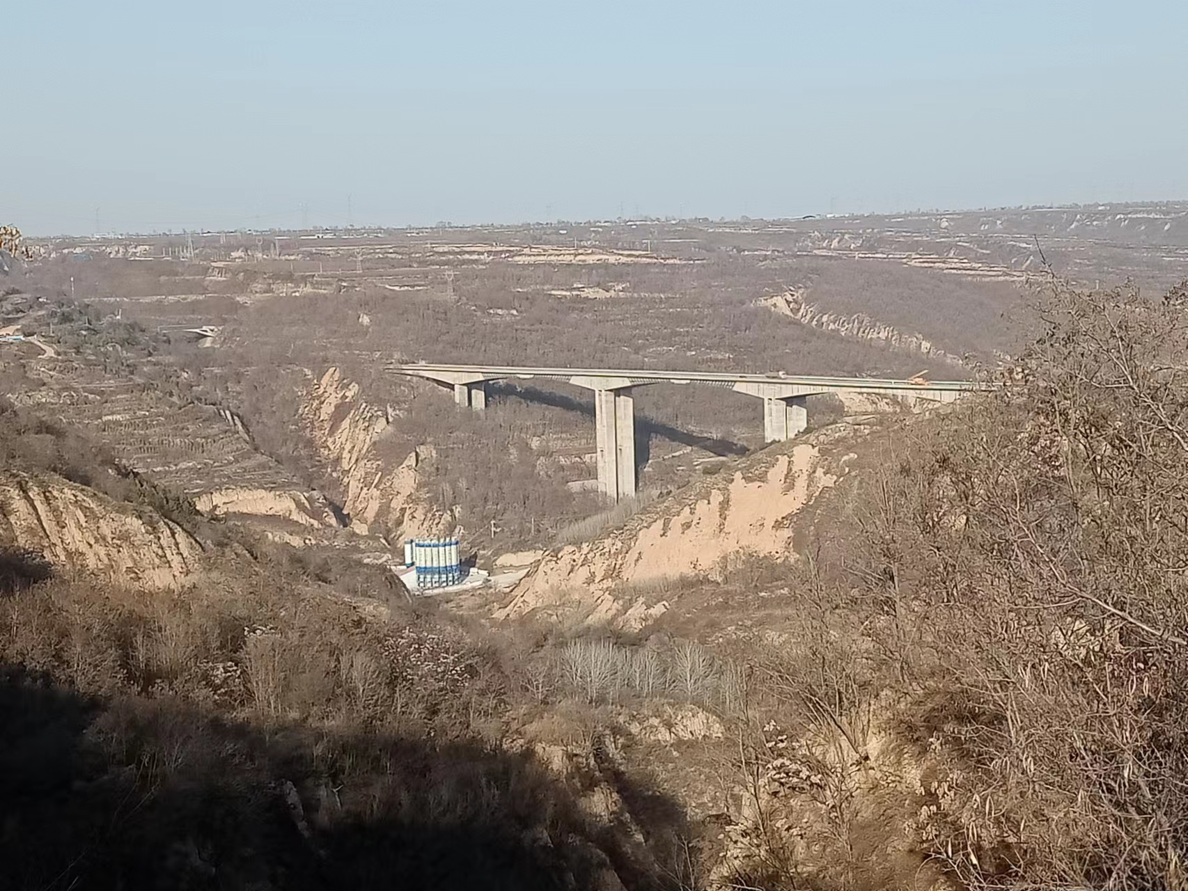 古树、土塔、苍柏、沟壑……