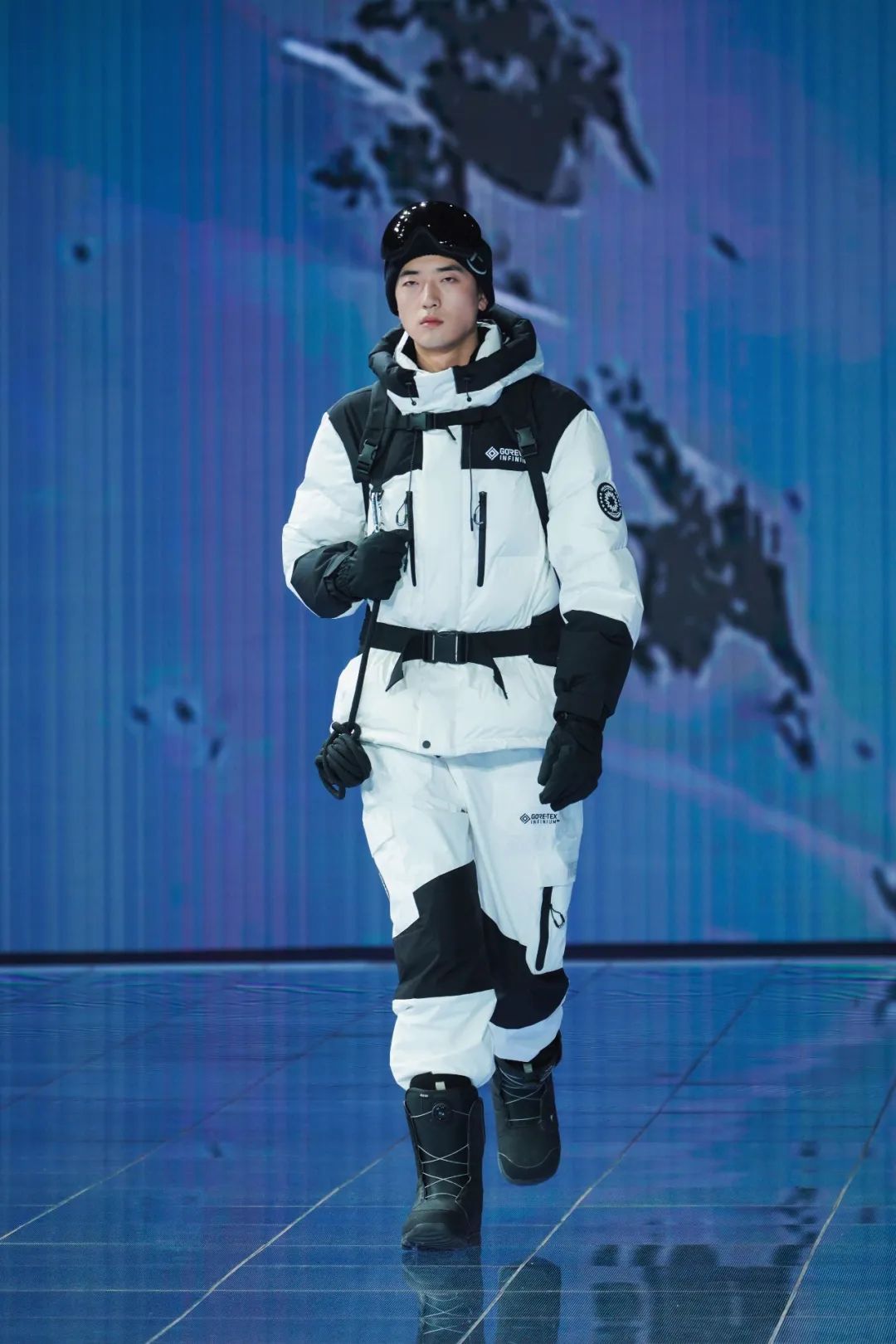 在这场羽绒服大秀上，我们见识了太平鸟男装的「科技」与「狠货」