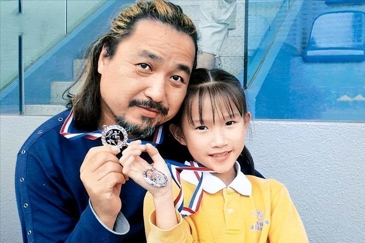 港星摆摊卖鱼蛋,两港星在大陆买鱼蛋