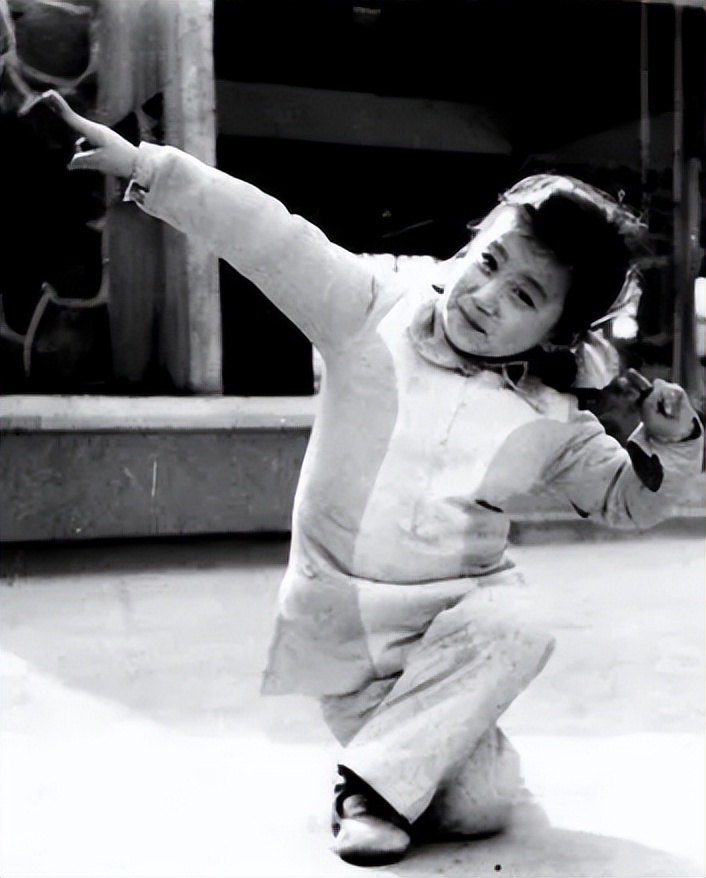 “大魔王”谭晶：当年高考她哭了3天，嫁给大9岁的院士幸福吗？