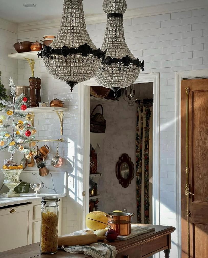 30岁女主装扮的美国住宅，花哨又闪亮，复古极繁主义也别具魅力