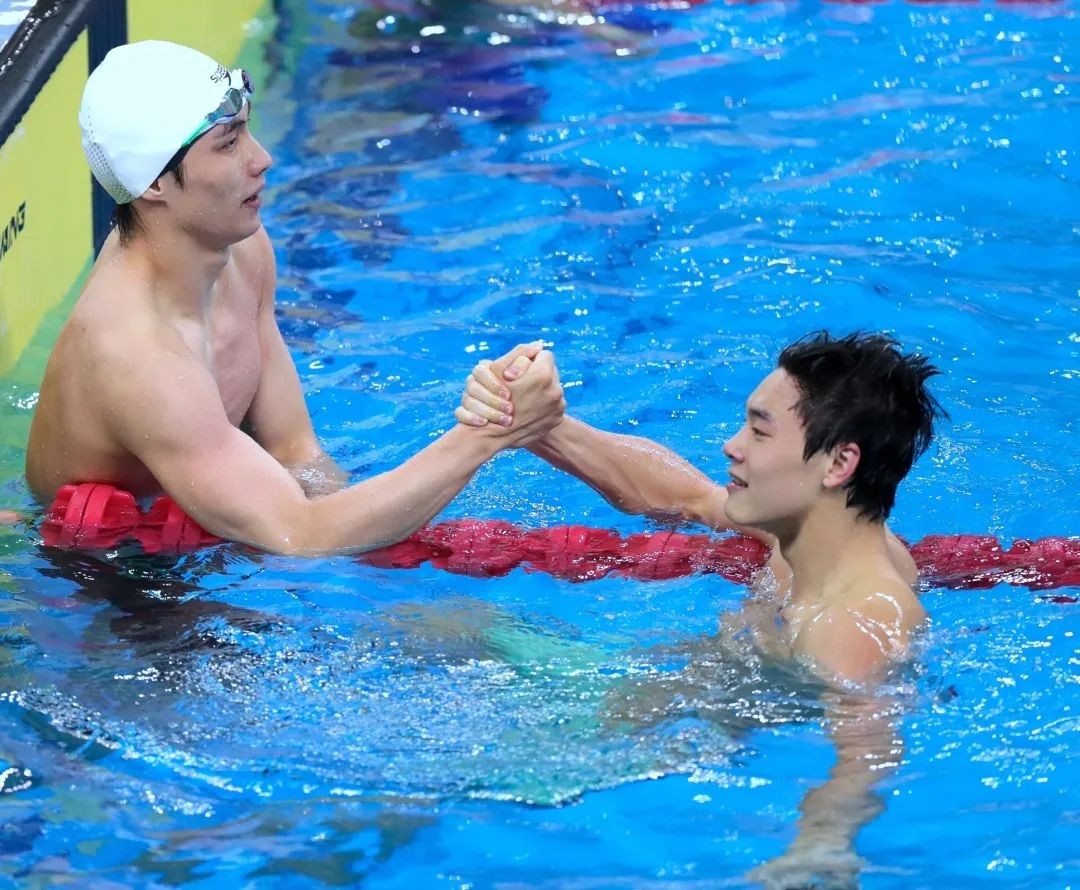 中国大学篮球比赛高燃,世界冠军助阵表演视频