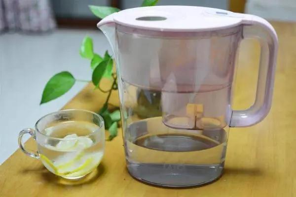 长期喝“电热水壶”烧的水，对身体有影响吗？专家：别不放心上