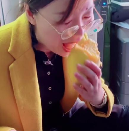 8箱芒果托运,女子托运八箱芒果太重当场吃