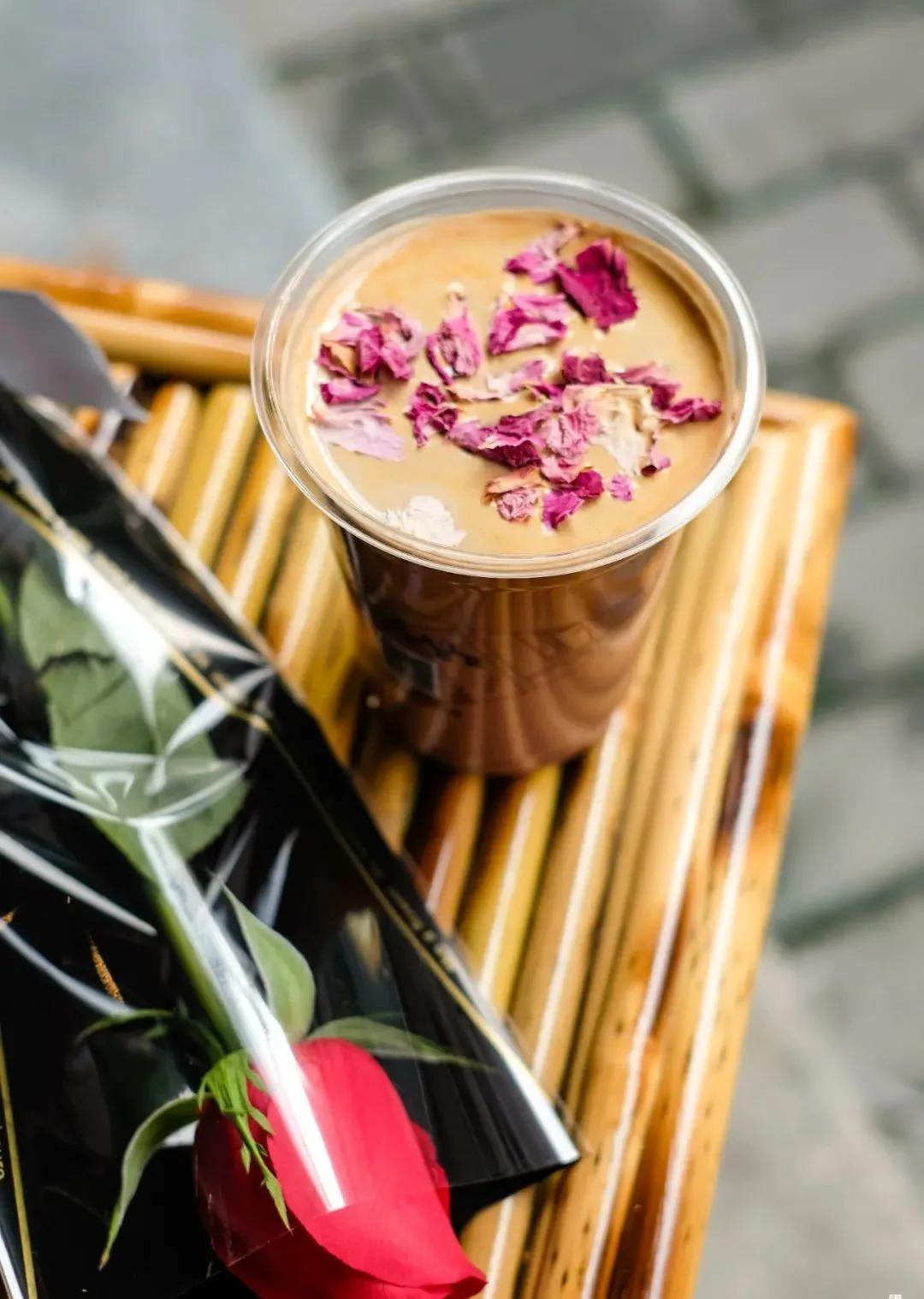 杭州「社区咖啡」大佬，打工人的续命水上新了