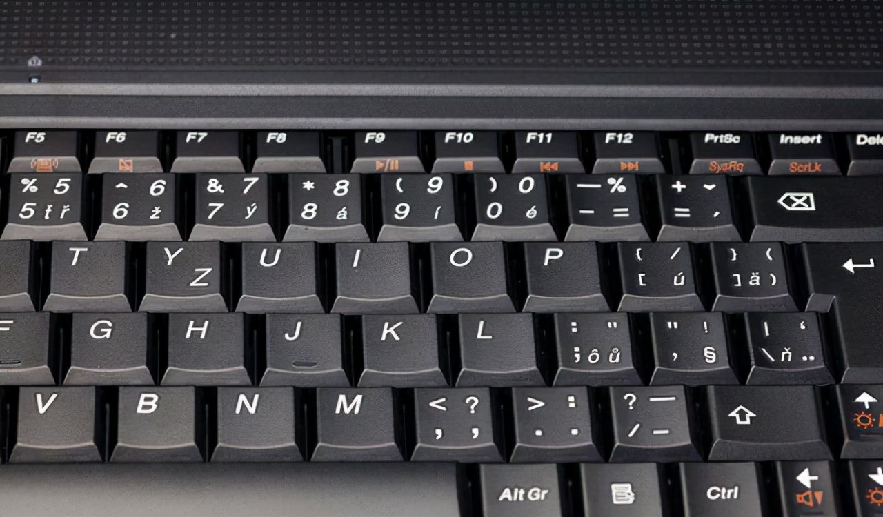 电脑键盘清理小妙招,如何把电脑键盘里的脏东西弄干净