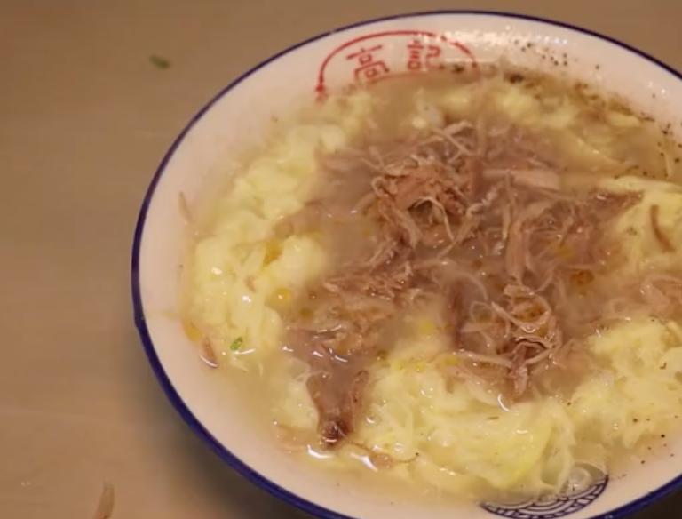 山东大哥街边卖早餐，80只母鸡熬成一锅汤，3000元成本能卖上万元