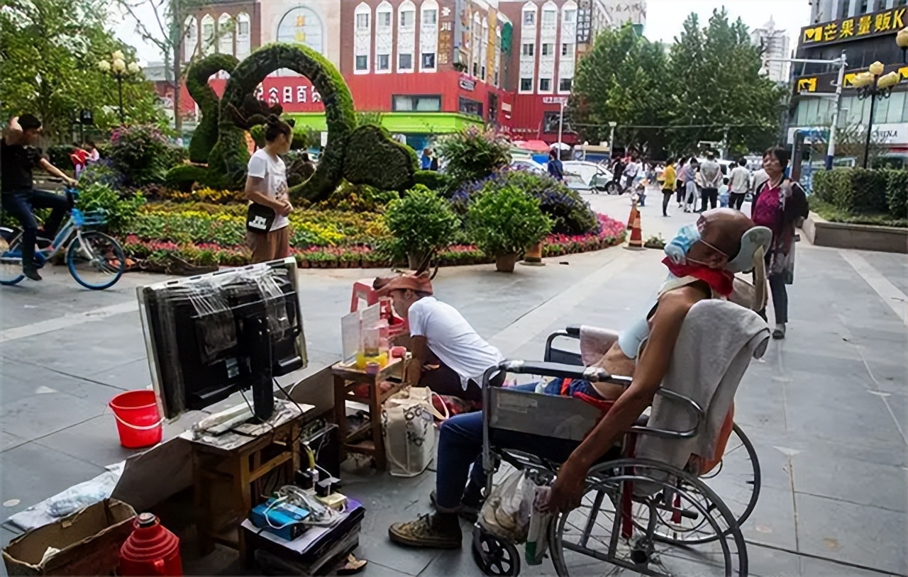 2015年，安徽女孩上街“扮牛”让人骑5元一次，背后隐情催人泪下