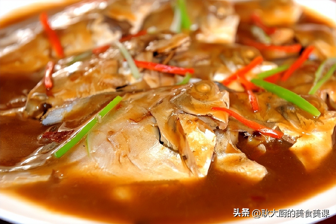 红烧小银鲳家常做法,酱焖银鲳鱼最好吃的做法