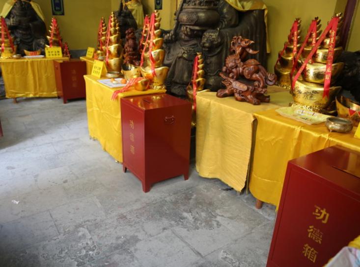 年轻人热衷拜佛,烧香拜佛的年轻人越来越多