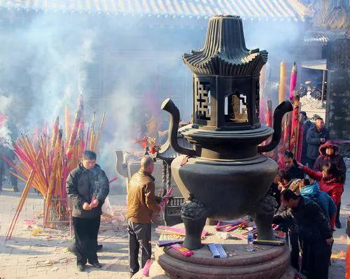 到寺庙烧香拜佛插香有什么规矩,到外面大庙里烧香拜佛有什么规矩