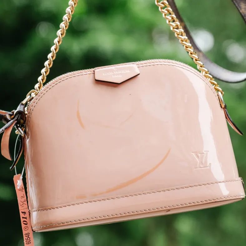 为什么有的人月薪几千还有车有房,为什么有人挣几千还买几万的包