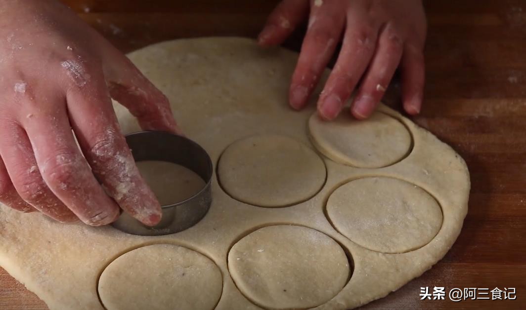 香蕉油条怎么做酥脆松软,用香蕉和芝麻糊做油条