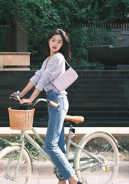 上宽下窄短外套搭配,今春正火的一种穿法叫短外套