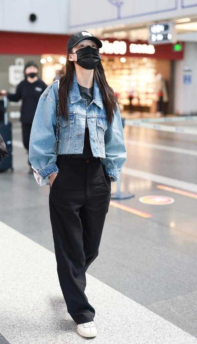 上宽下窄短外套搭配,今春正火的一种穿法叫短外套