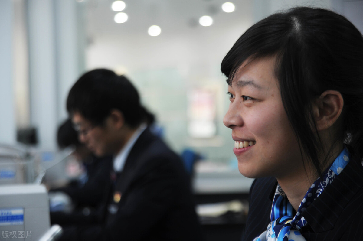 刚毕业研究生进央企总部的工资,工商银行刚入职大学生工资待遇