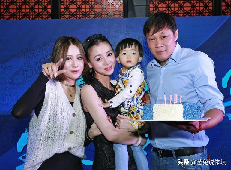 范志毅与36岁妻子,前任国足范志毅