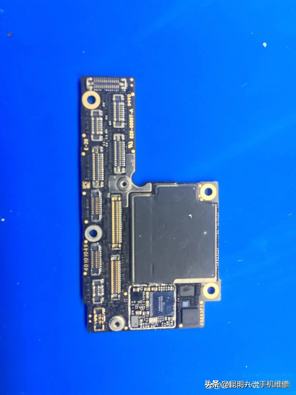 手机为什么还有电却突然关机,手机突然关机又重启怎么回事