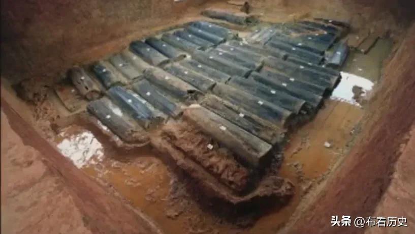 一座不起眼的古墓被发掘,一座千年古墓里的女尸