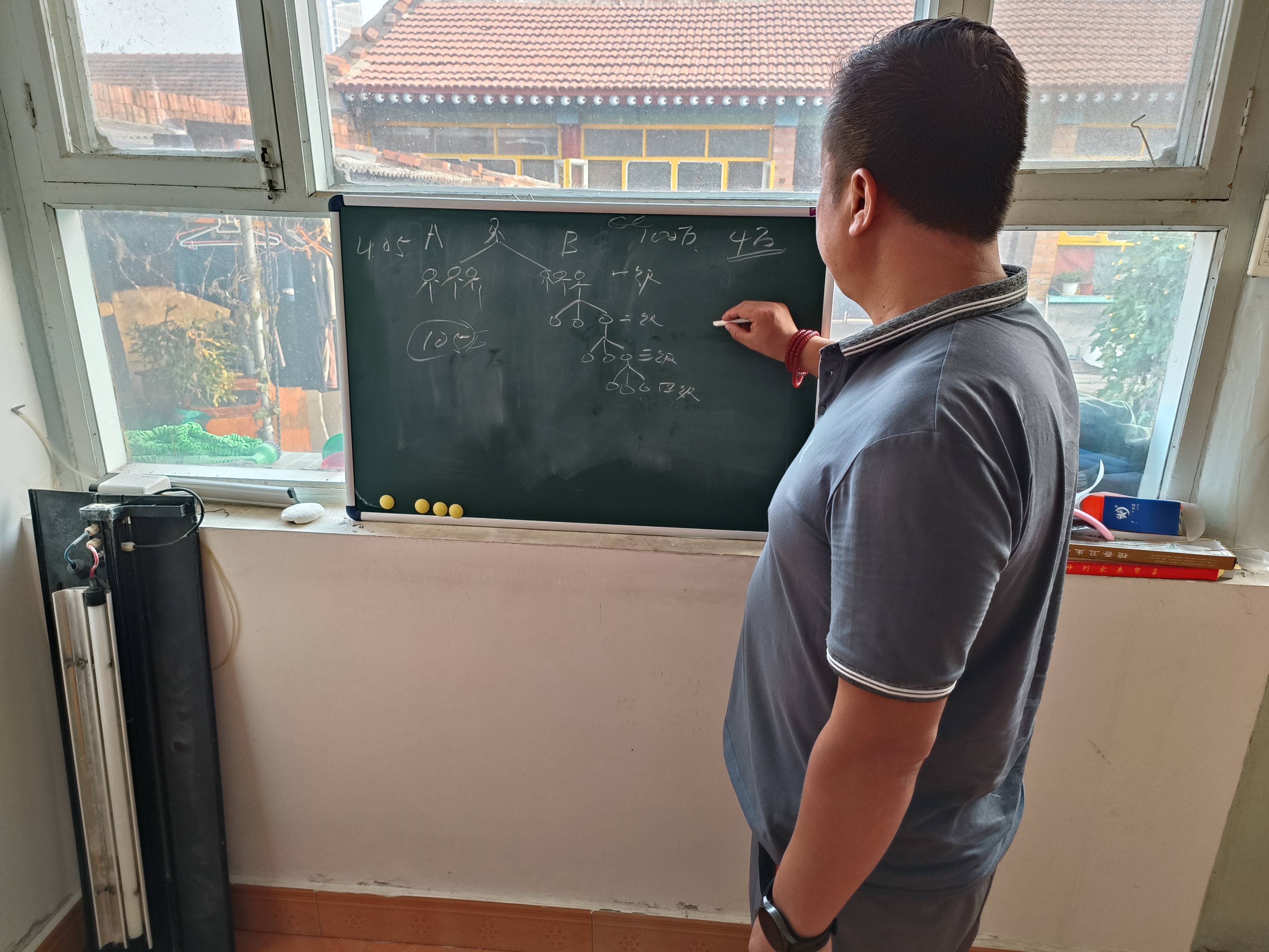 46岁前总经理找工作：差点被骗买房、误入传销，黄了5份工作，“只想找份工作，没想这么不靠谱”