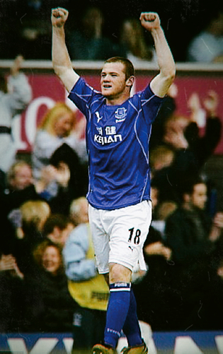 2004年鲁尼吃到红牌,鲁尼曼联十大经典时刻