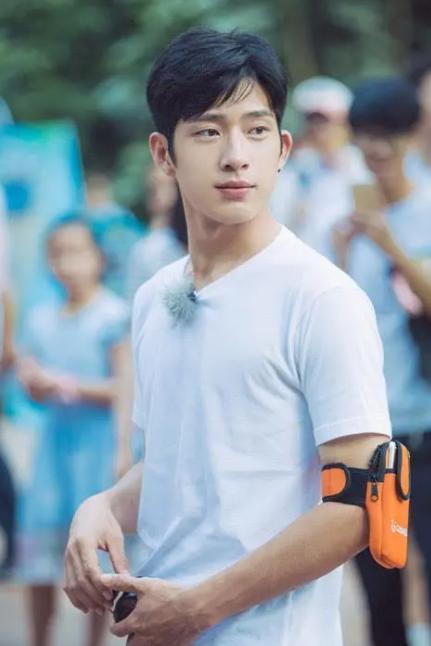 井柏然:出生28天被弃,60岁奶奶捡废品将他养大,爆红后父母来认亲