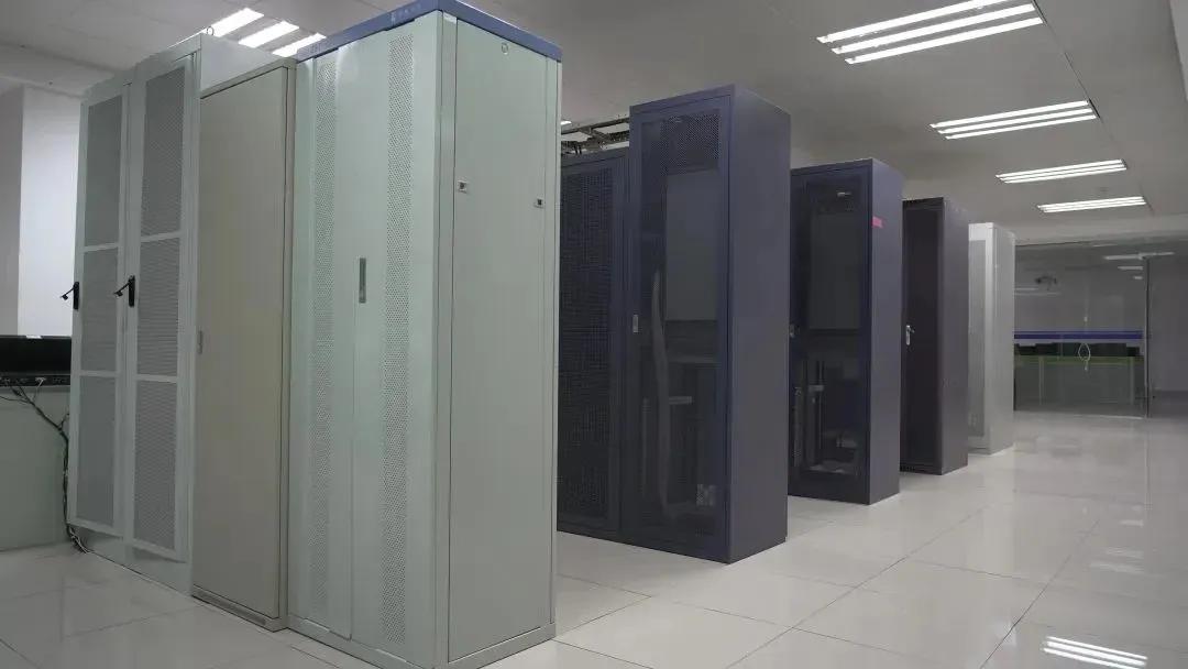 高铁站附近的驾校有哪些,全国最大高铁驾校究竟有多大