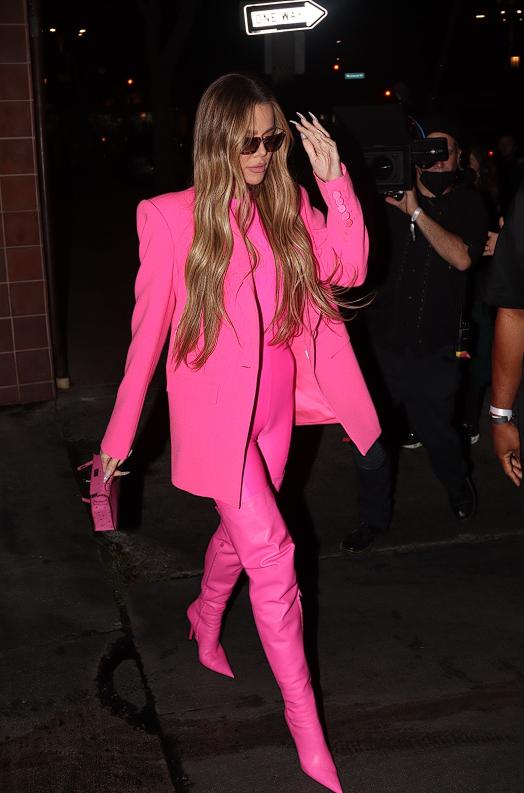 科勒卡戴珊一身红衣服出镜,科勒卡戴珊穿白西装图片