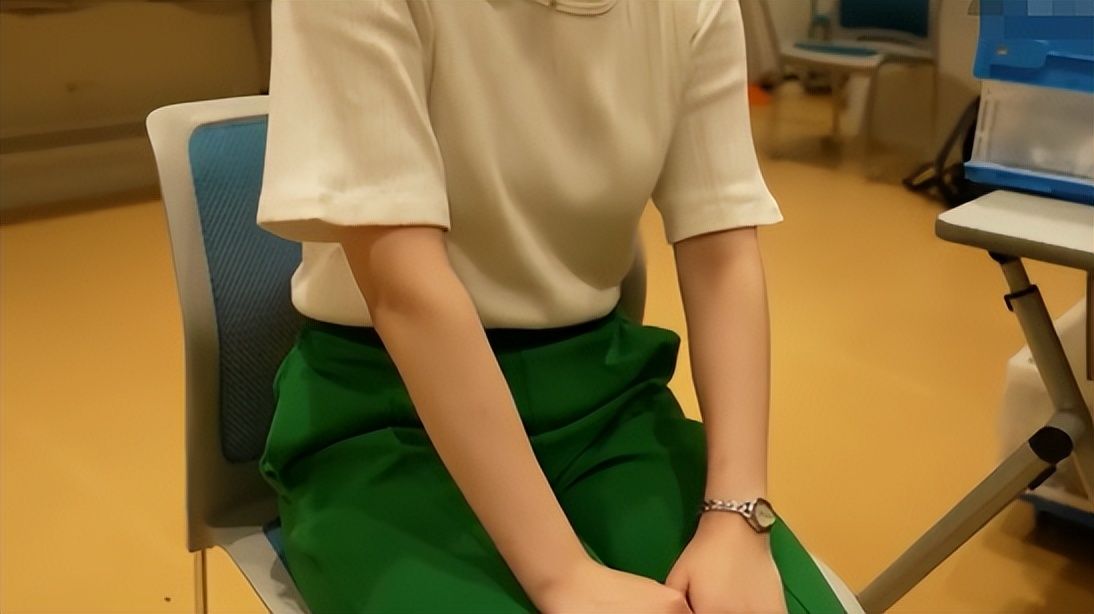 被骂上热搜的“卫生巾”，月经羞耻吗？怎么来个例假就羞耻了呢