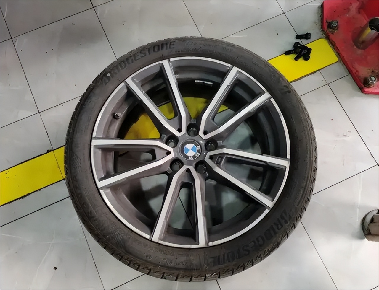 宝马车将防爆胎换成普通胎行不行,宝马防爆胎前轮换成普通胎