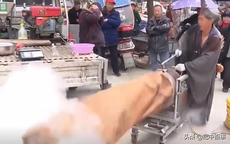 男子街头乞讨赚1000万,男子街头手擦烧红铁链卖药