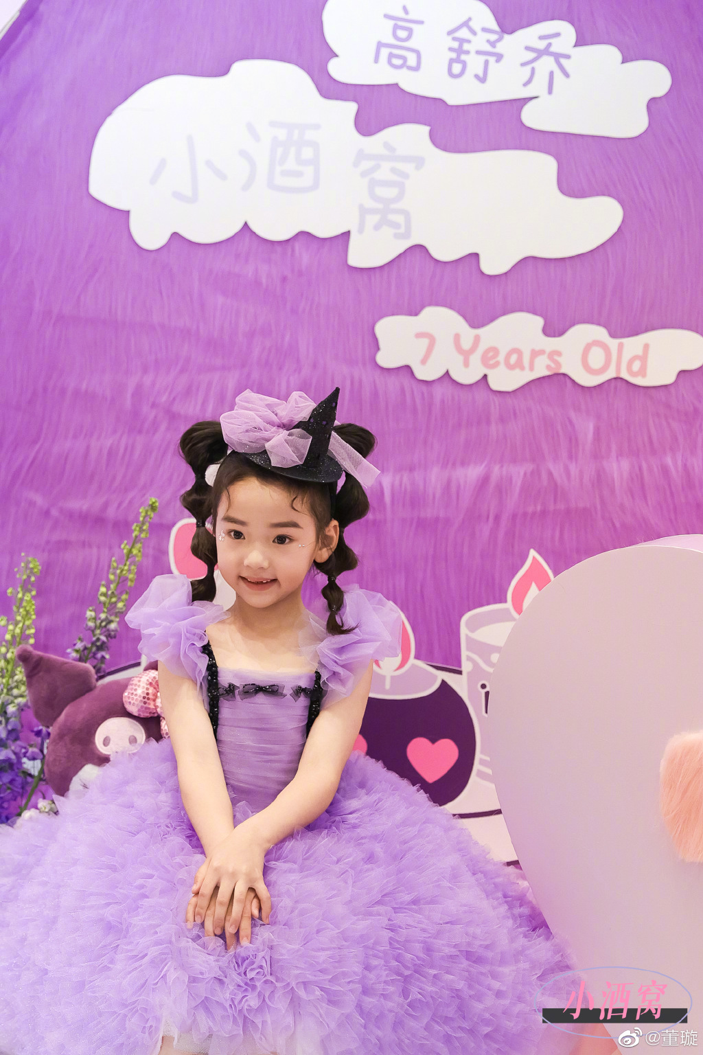 昔日一家三口罕见同框！董璇为女儿庆祝7岁生日，穿亲子装颜值养眼，前夫高云翔穿粉色T恤露面打扮似少年