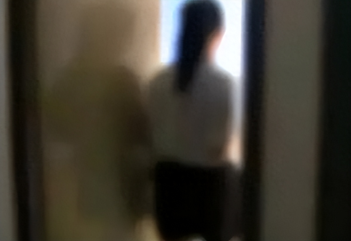 变态老头猥亵10岁女孩，被抓时拉链都没关，称：就摸了怎么样？