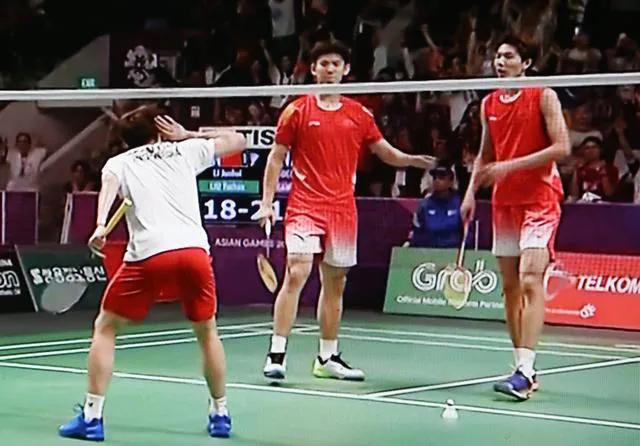 c罗闭嘴手势视频,c罗韦德挑战