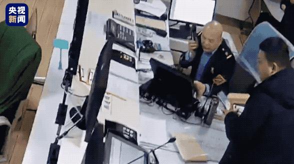 大街上看到的一幕万万想不到,大街上的一幕视频