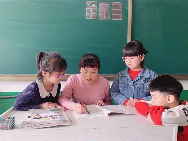 巾帼花开别样红铿锵玫瑰绽芳华,巾帼育桃李杏坛绽芳华