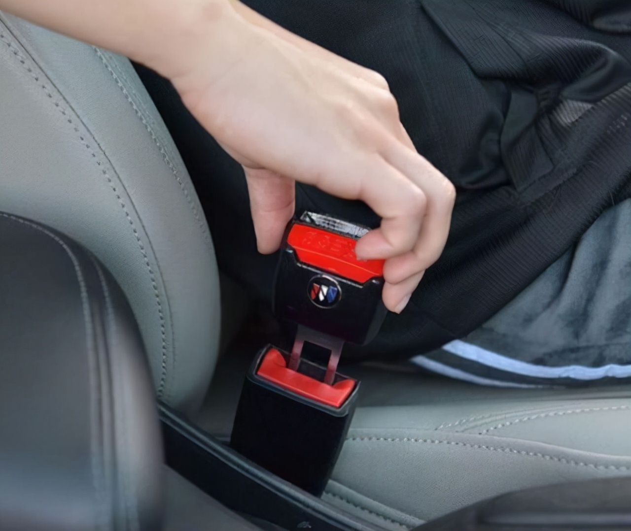 交警规定的车上必备物品,交警提醒后备箱不能放4样东西