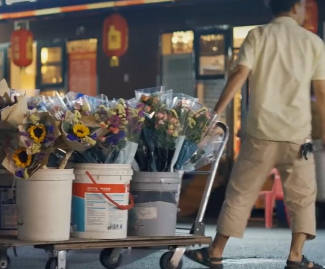 大叔深夜回收废弃花朵卖给花店，月入五千，有时还会有意外收获