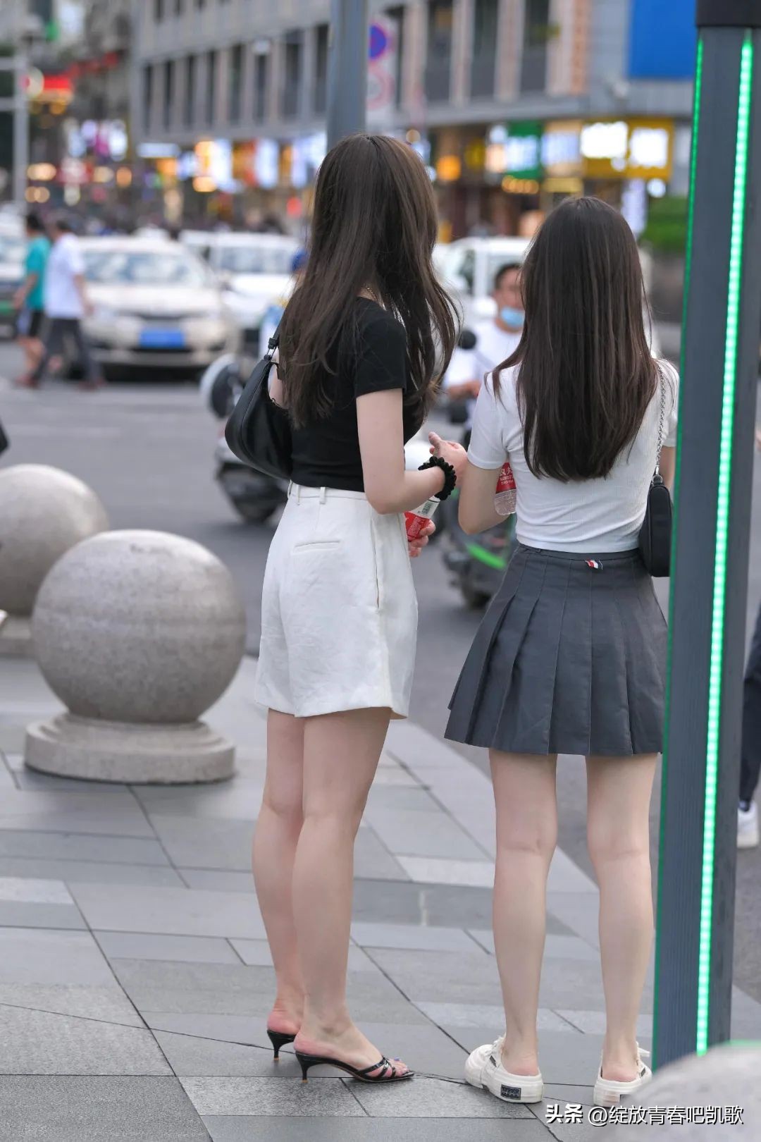 随性又休闲的搭配，粉色上衣搭配潮裤，潇洒大方又得体