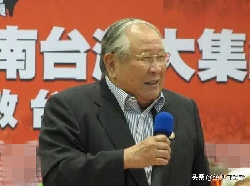 台湾统派在*独台**分子铜像前高举五星红旗演讲被捕，法官宣判：无罪