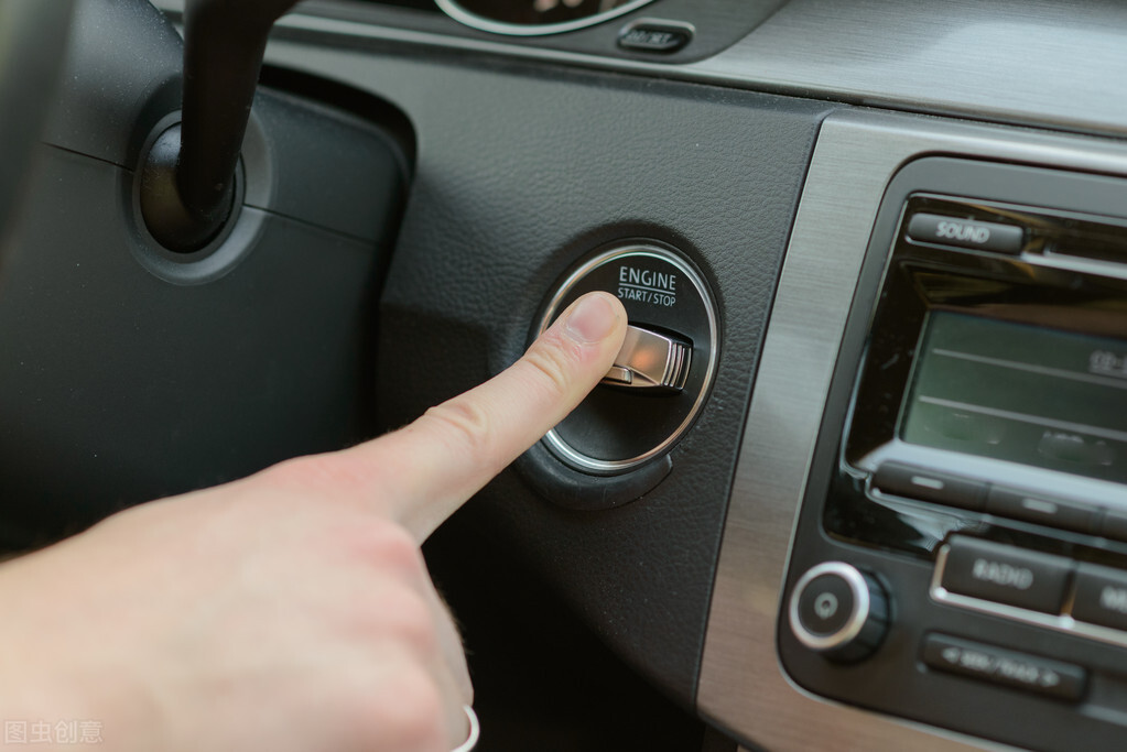 自动挡启动汽车点火的正确步骤图,一键启动自动挡汽车启动正确步骤