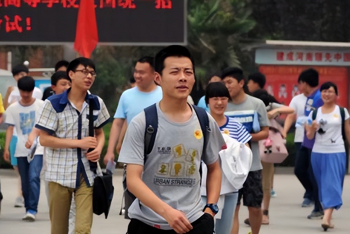 高考结束后出现“怪象”，民政局门口排起长队，女生扎堆往医院跑
